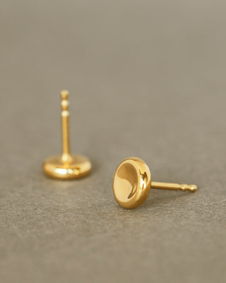 Pair of solid 18k yellow gold stud earrings, shaped as concave substantial little buttons