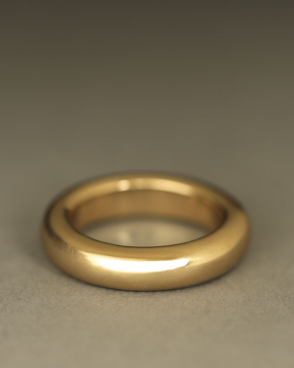 Dominus Band Grand by George Rings - 18k yellow gold 5.2mm band