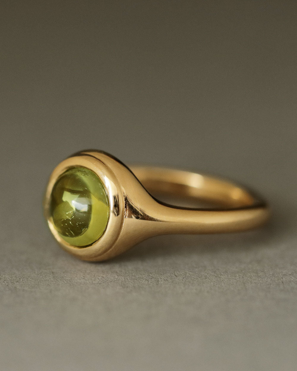 Duchess Ring by George Rings peridot cabochon solid 18k yellow gold