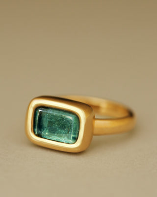blue-green tourmaline solitaire ring in solid 18K yellow gold by george rings 